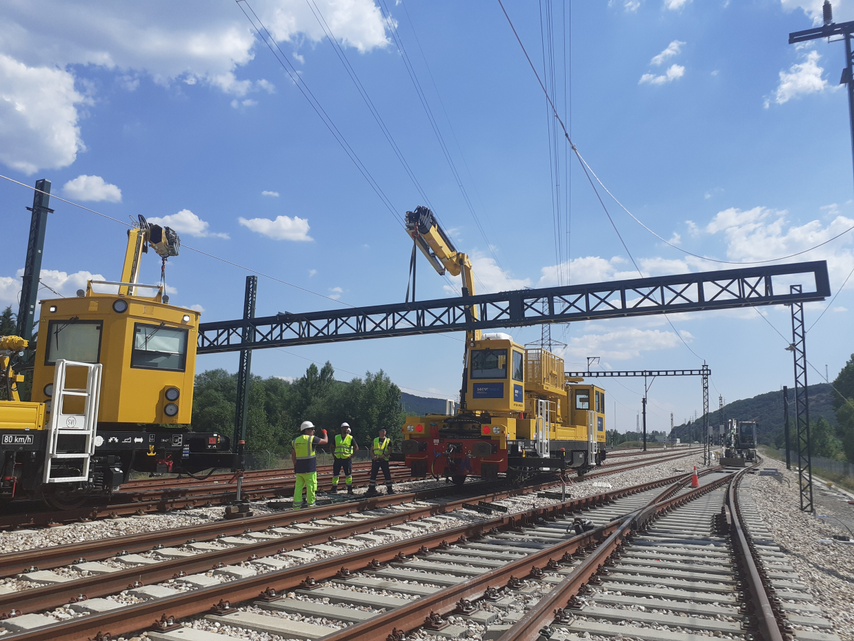 Julio de 2022. Variante de Pajares. Montaje de pórticos en PAET, Puesto de adelantamiento y estacionamiento de trenes, de La Robla.