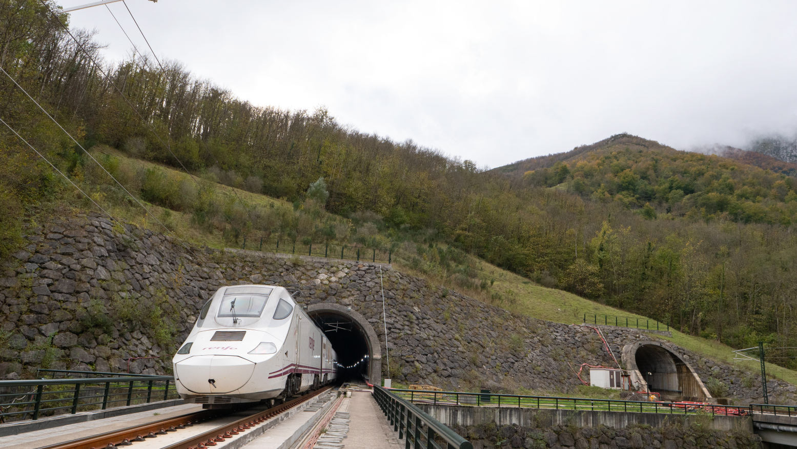 Noviembre de 2022. Primer tren comercial en pruebas que recorre la Variante de Pajares. Boca Norte. Foto: A. G. Calzado.